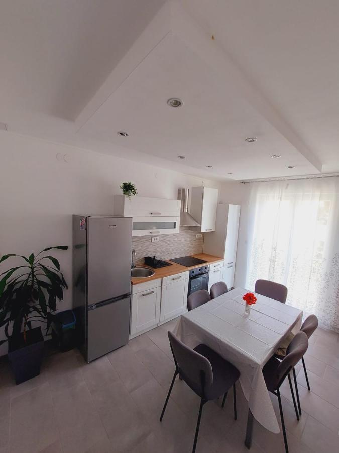 Apartments Mario Примоштен Екстер'єр фото