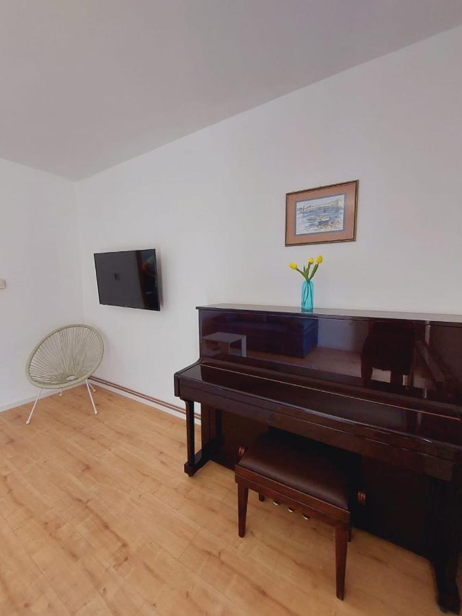 Apartments Mario Примоштен Екстер'єр фото