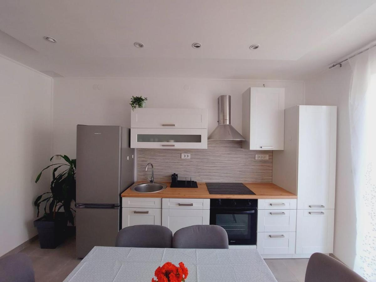 Apartments Mario Примоштен Екстер'єр фото